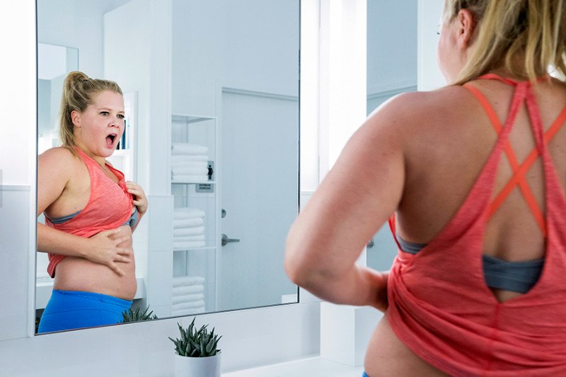 Trzeba uderzyć głową o coś twardego, żeby kobieta zaczęła uważać siebie za atrakcyjną? – takie pytanie zadają krytycy filmu "Jestem taka piękna" z Amy Schumer w roli głównej.