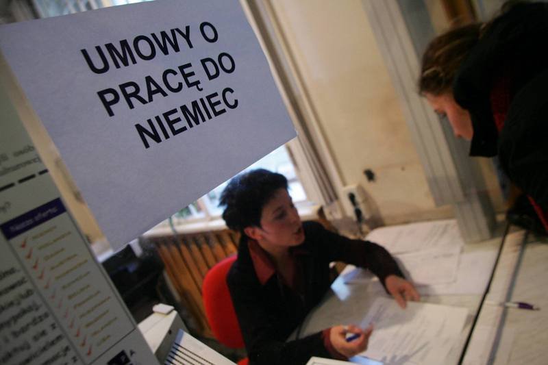 Studenci stoją w kolejce do Wojewódzkiego Urzędu Pracy w Łodzi, by odebrać formularze umożliwiające prace sezonową w Niemczech