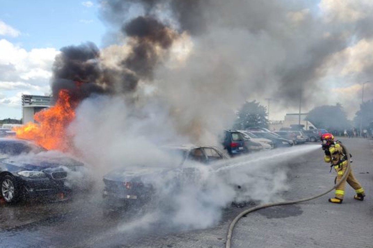 Na parkingu przed lotniskiem w Gdańsku spaliło się kilka samochodów, kilkanaście zostało uszkodzonych