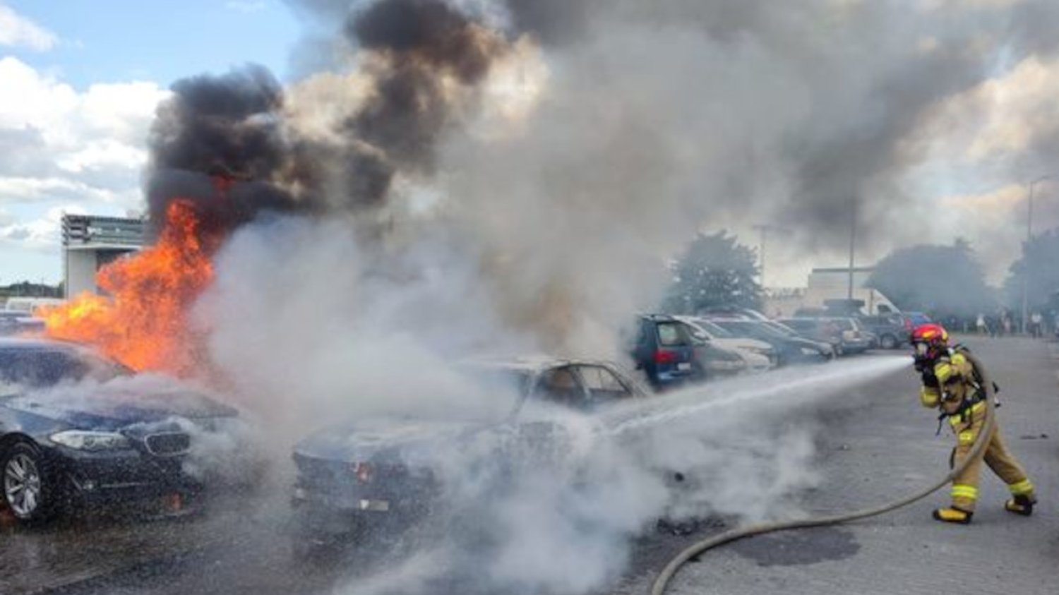 Na parkingu przed lotniskiem w Gdańsku spaliło się kilka samochodów, kilkanaście zostało uszkodzonych