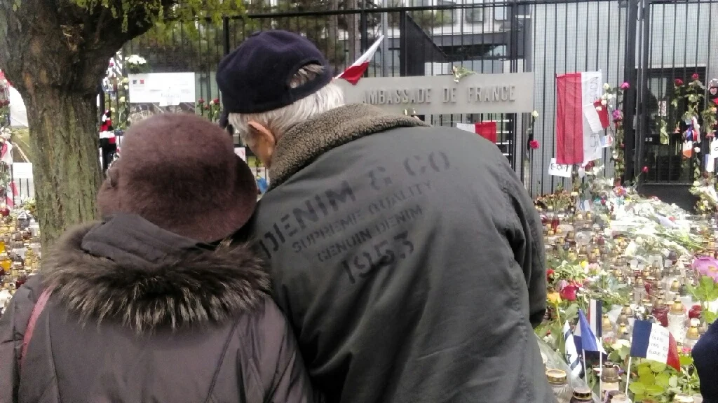 Pani Ewa i pan Andrzej przyszli pod ambasadę francuską. Nie zgadzają się na terror islamskich ekstremistów w Europie.