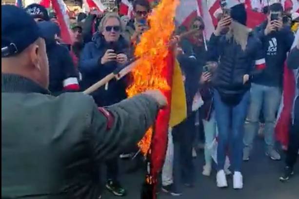 Polacy na Marszu Niepodległości w Warszawie spalili flagę Niemiec.