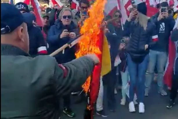 Polacy na Marszu Niepodległości w Warszawie spalili flagę Niemiec. Polacy na Marszu Niepodległości w Warszawie spalili flagę Niemiec.