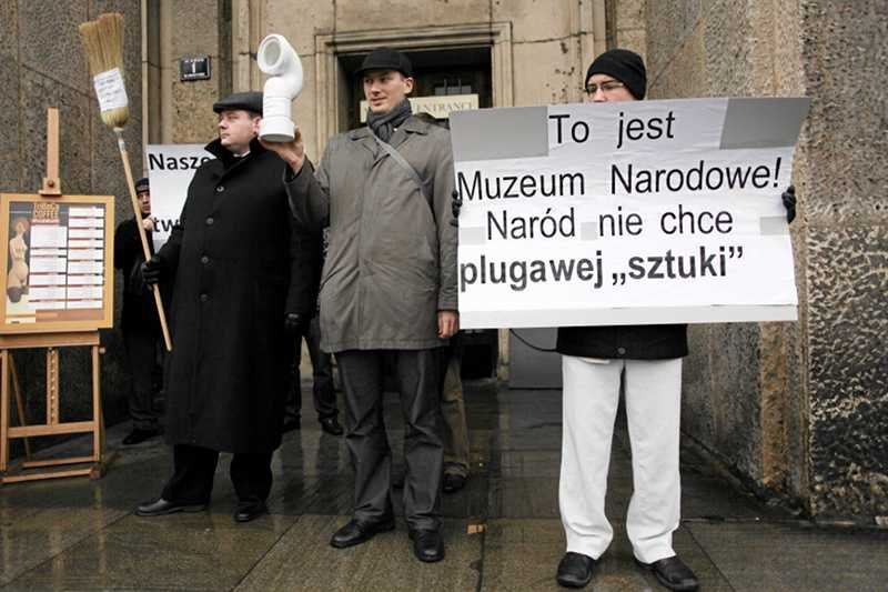Protest "Krucjaty Młodych" przeciwko wystawie Katarzyny Kozyry (95 lat sprzątania w kościele Świętej Anny), 2011 rok