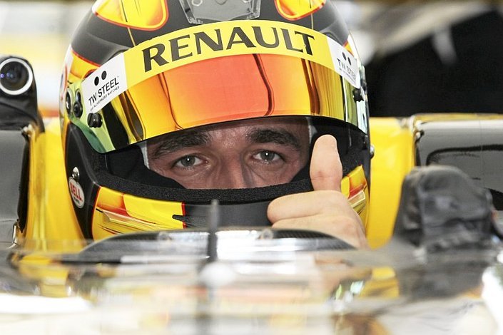 Robert Kubica wrócił do wyścigów i od razu odnosi sukcesy. Jego ekipa zajęła trzecie miejsce w pierwszej części zawodów Renault Sport Trophy.