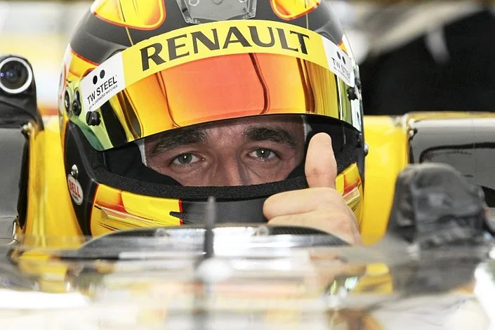 Robert Kubica wrócił do wyścigów i od razu odnosi sukcesy. Jego ekipa zajęła trzecie miejsce w pierwszej części zawodów Renault Sport Trophy.