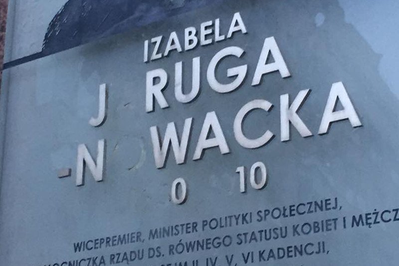 Tak wygląda tablica upamiętniająca Izabelę Jarugę-Nowacką, która wisi przy wejściu do Ministerstwa Pracy, Rodziny i Polityki Społecznej.