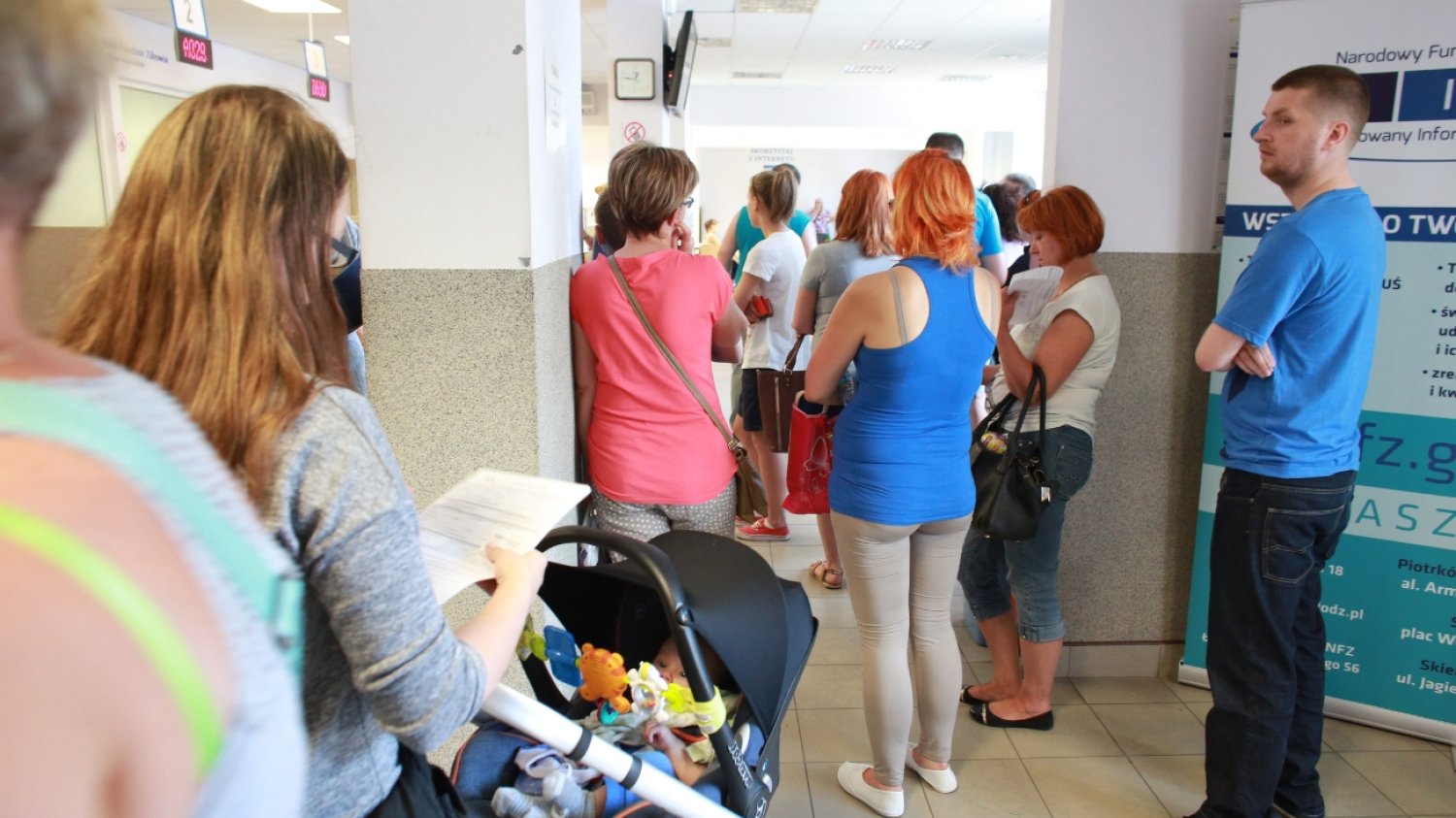 Duża awaria w NFZ. Polacy mają problem z wyrobienie kart EKUZ przed wakacjami.