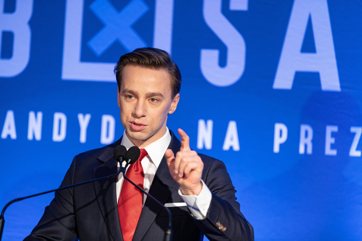 W niektórych sondażach Krzysztof Bosak, kandydat Konfederacji na prezydenta, wyprzedził nawet Władysława Kosiniaka-Kamysza i Roberta Biedronia.