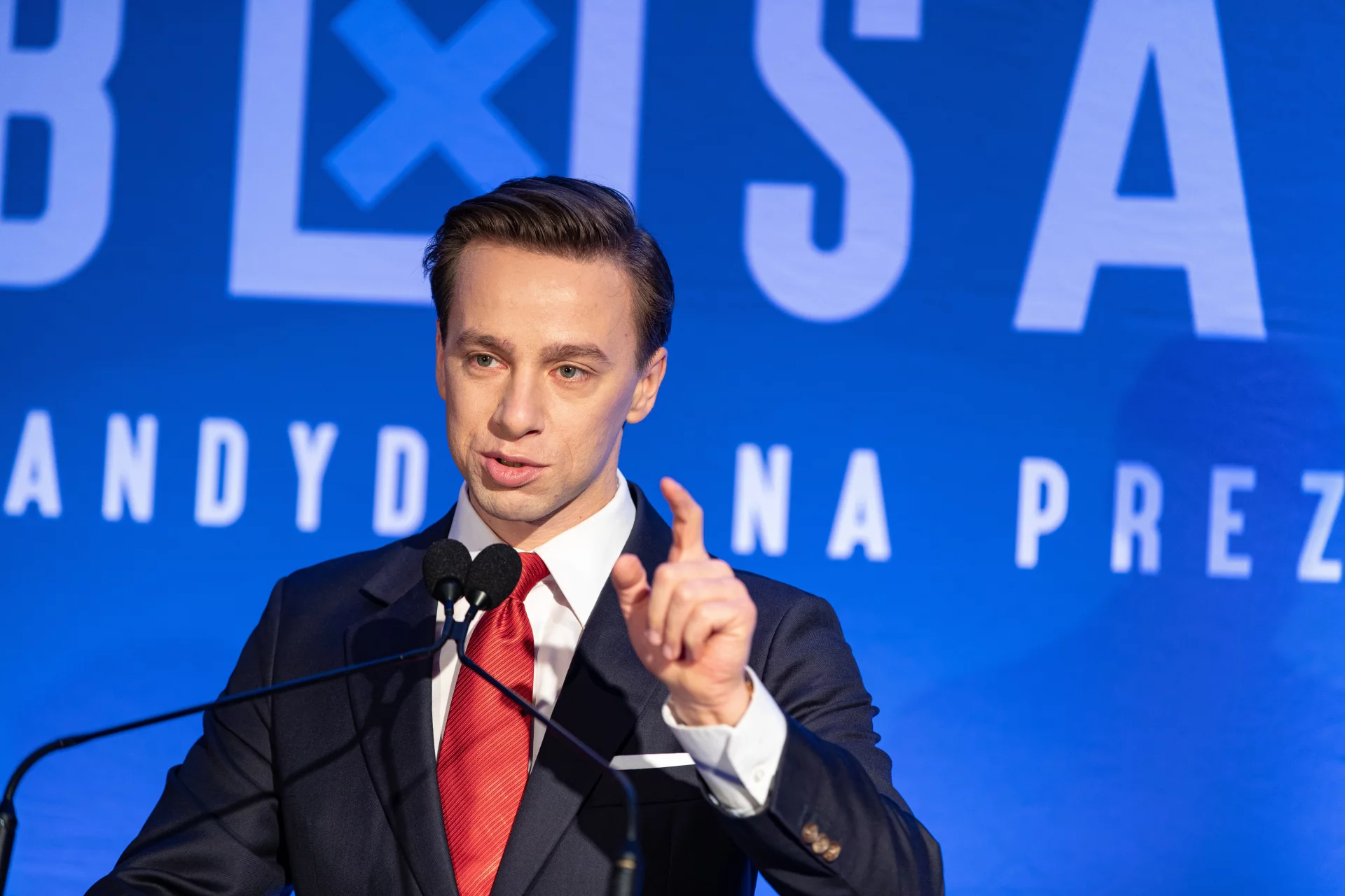 W niektórych sondażach Krzysztof Bosak, kandydat Konfederacji na prezydenta, wyprzedził nawet Władysława Kosiniaka-Kamysza i Roberta Biedronia.