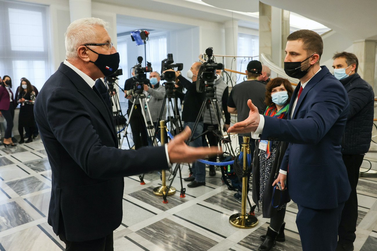 Senator Wadim Tyszkiewicz (niezrzeszony) i pracownik TVP Miłosz Kłeczek po konferencji na temat Komisji Nadzwyczajnej   ws. Pegasusa.