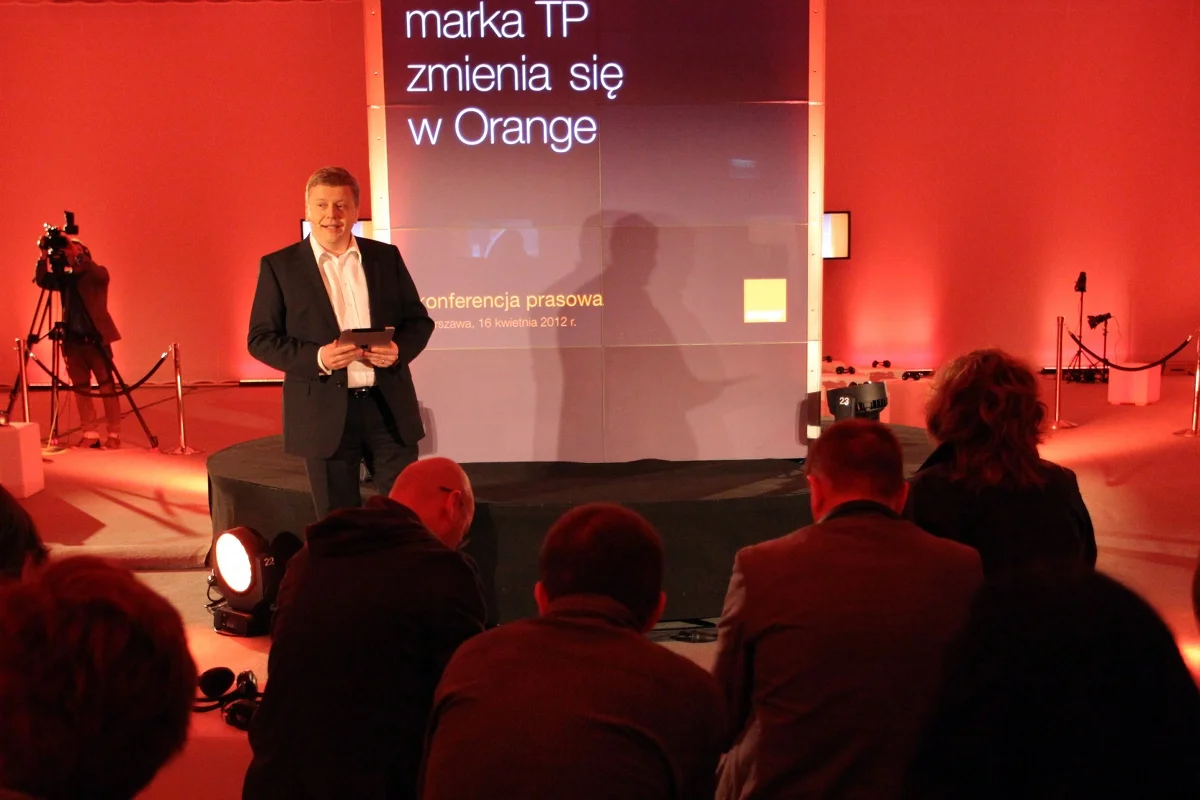 Prezes TP Maciej Witucki ogłasza rebranding. Na dzisiejszej konferencji pojawił się nawet w pomarańczowych butach.