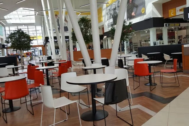 W porze lunchowej restauracje wyglądają jakby wszytsko zostało już wyjedzone. Cisza taka, że można usłyszeć skwierczenie kebaba