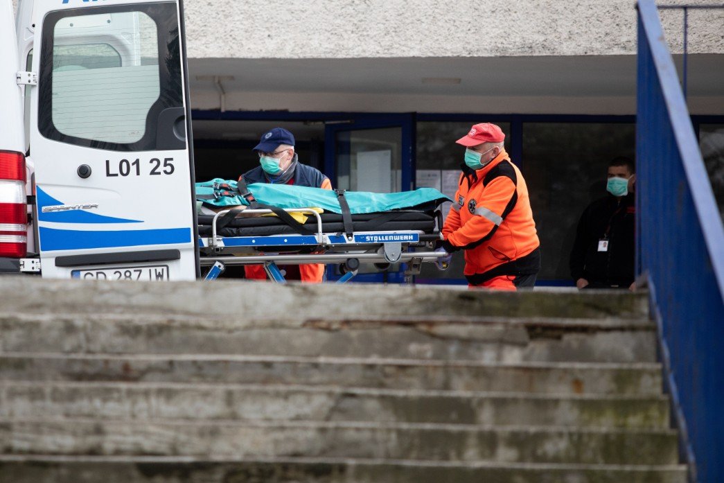 Wojewódzki inspektor sanitarny z Pomorza podał informacje na temat zakażonych. Jest wśród nich wiele osób młodych.