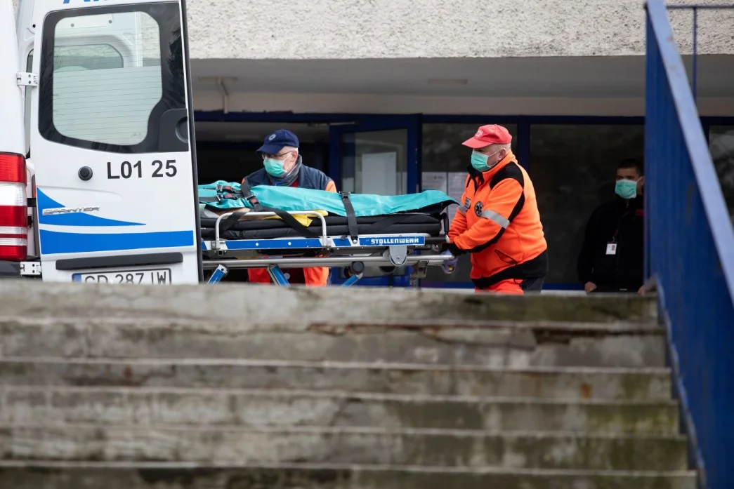 Wojewódzki inspektor sanitarny z Pomorza podał informacje na temat zakażonych. Jest wśród nich wiele osób młodych.
