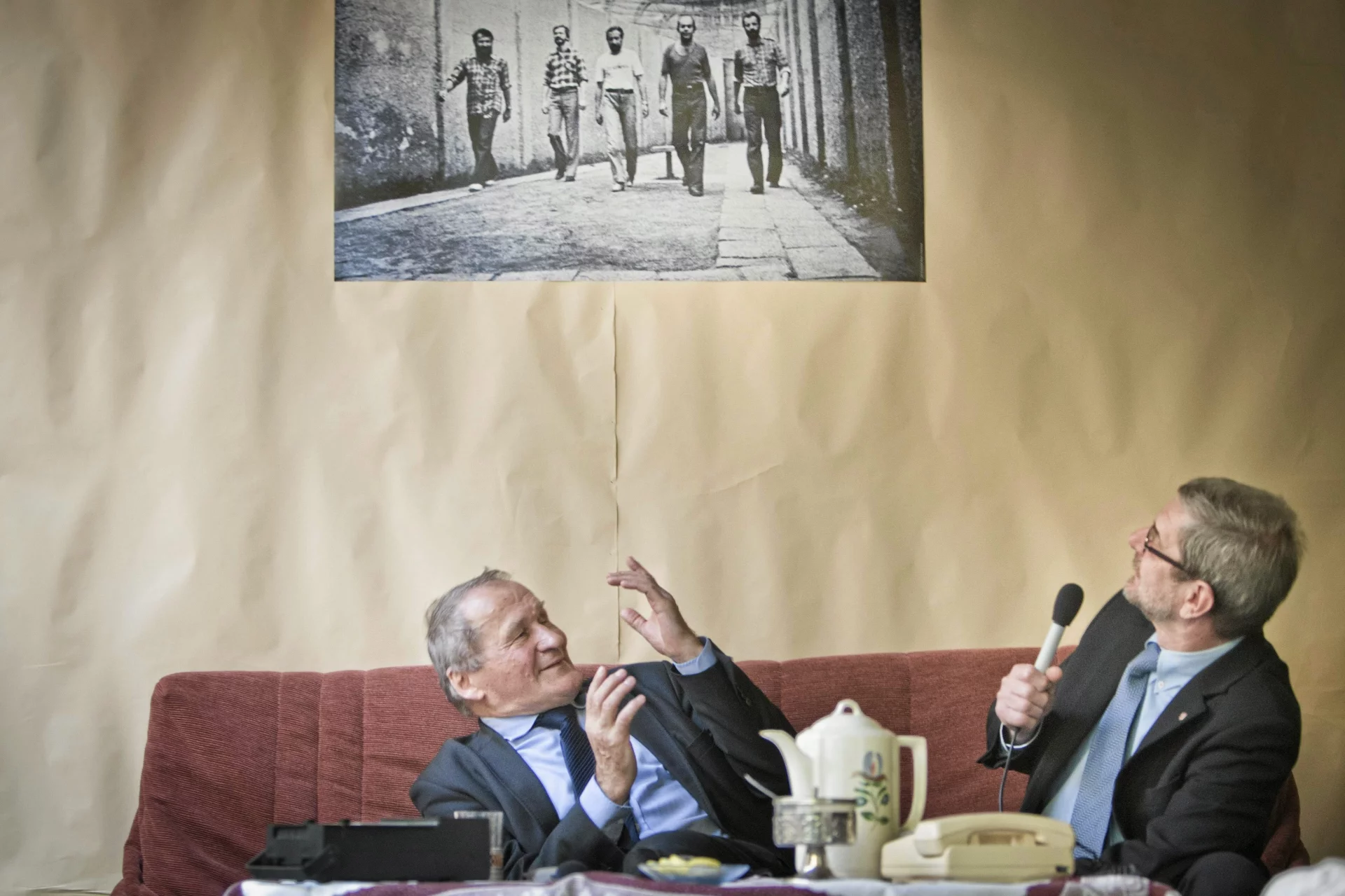 Henryk Wujec i Lech Dymarski podczas spotkania z młodzieżą.