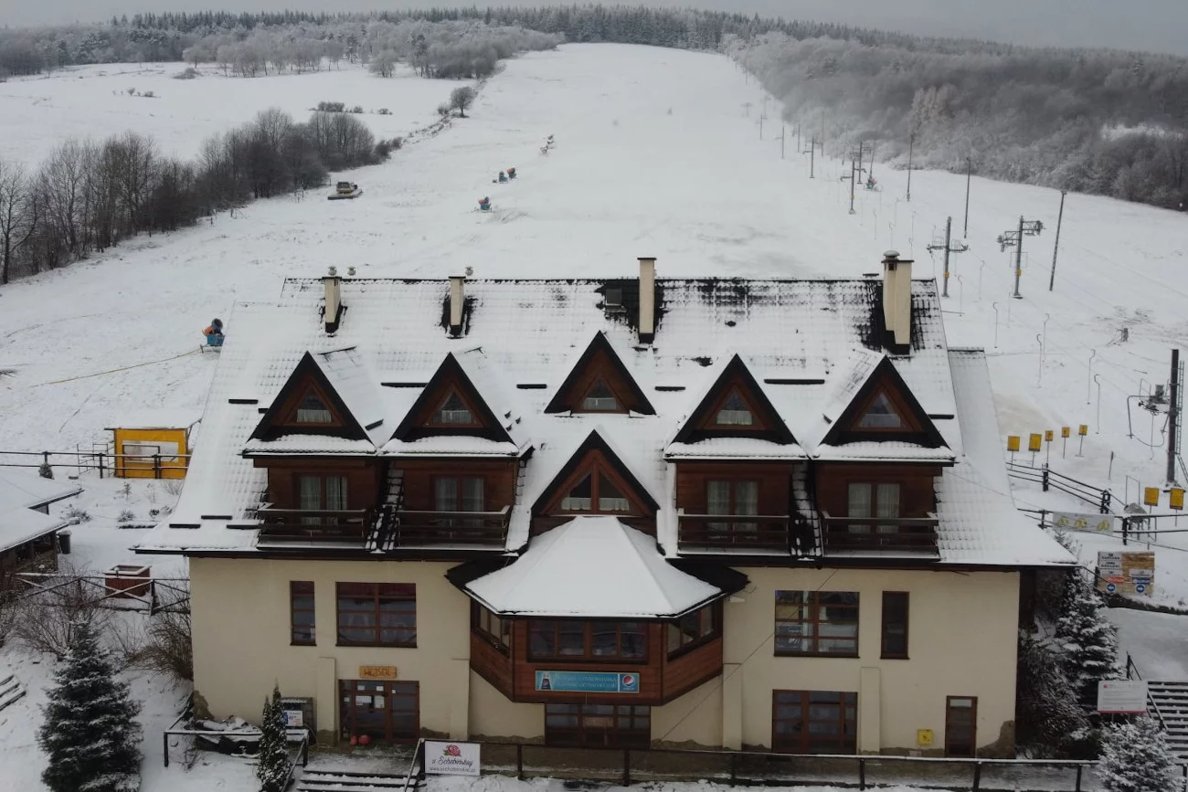 Nowe limity ogłoszone przez rząd 7 grudnia uderzają przede wszystkim w hotelarzy, którzy mogą wypełnić swoje lokale tylko w 30 proc.