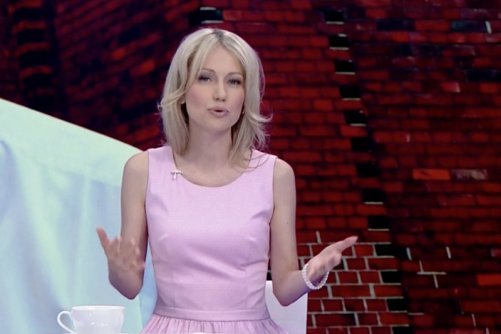 Magdalena Ogórek na antenie TVP Info prowadzi m.in. "W tyle wizji".
