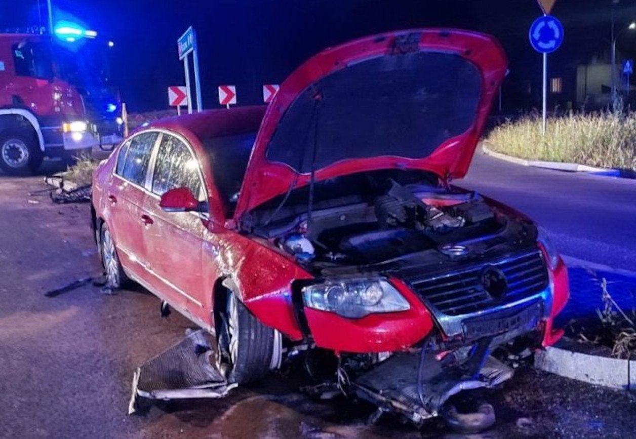 Nietypowy wypadek w Łańcucie. 29-latek nie zauważył, że zbliża się do ronda.