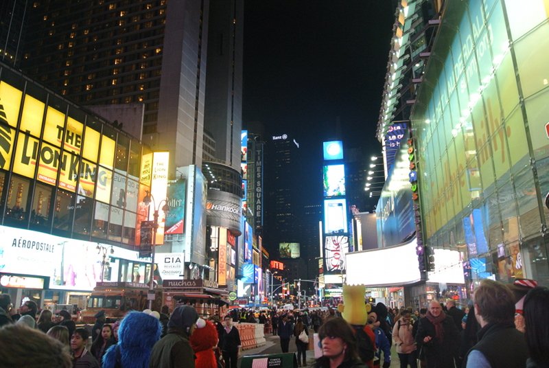 Jak Nowy Jork, to oczywiście Times Square. Ulica żywa 24 godziny przez 7 dni w tygodniu. Niezbyt lubiana przez samych nowojorczyków, ale kochana przez turystów. Nawet sklepy z ubraniami czynne są do 1 w nocy. Wieczny tłok, w którym wszyscy gdzieś pędzą.