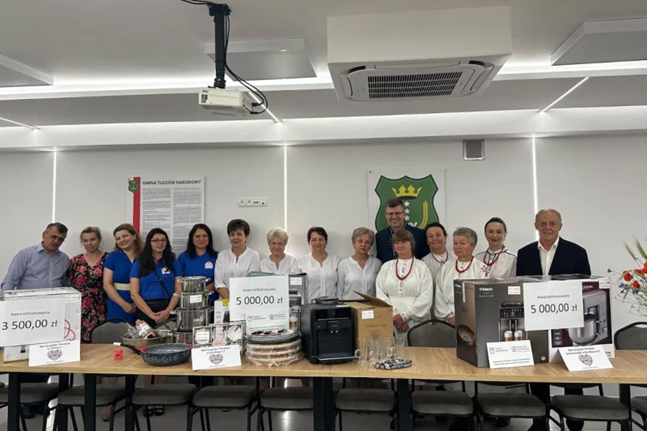 2023 rok. Wiceminister Marcin Warchoł pokazał zdjęcia sprzętów, które otrzymały koła gospodyń wiejskich w gminie Tuszów Narodowy.