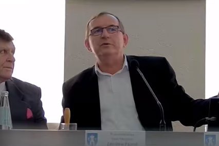 Zdzisław Pantal, szef rady miejskiej w Świebodzicach, wulgarnie zwyzywał mieszkańca miasta, który przyszedł na posiedzenie rady.