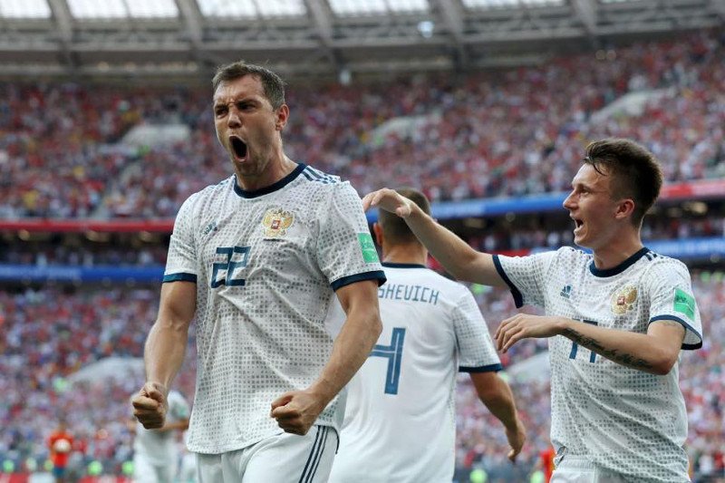 Baletnice teatru Bolszoj dopingowały piłkarzy Sbornej zza kulis.