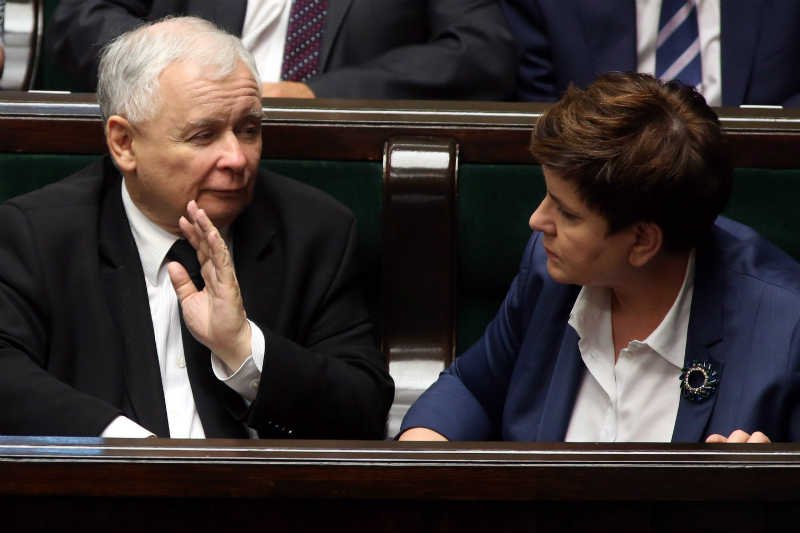 Ten cytat z autobiografii Jarosława Kaczyńskiego nie spodoba się Beacie Szydło.