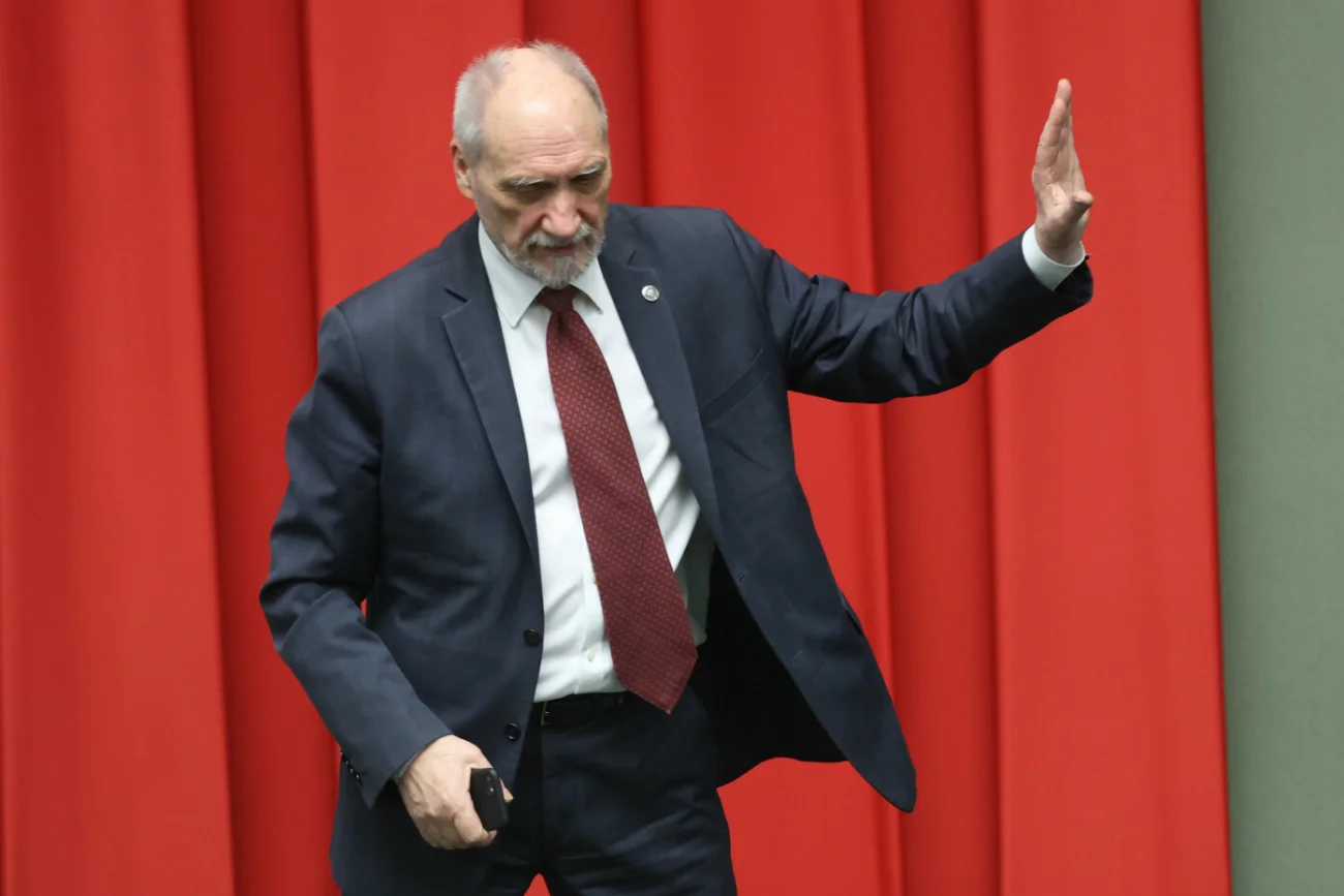 Macierewicz komentuje krytykę "lex Tusk". Mówi o prorosyjskim działaniu