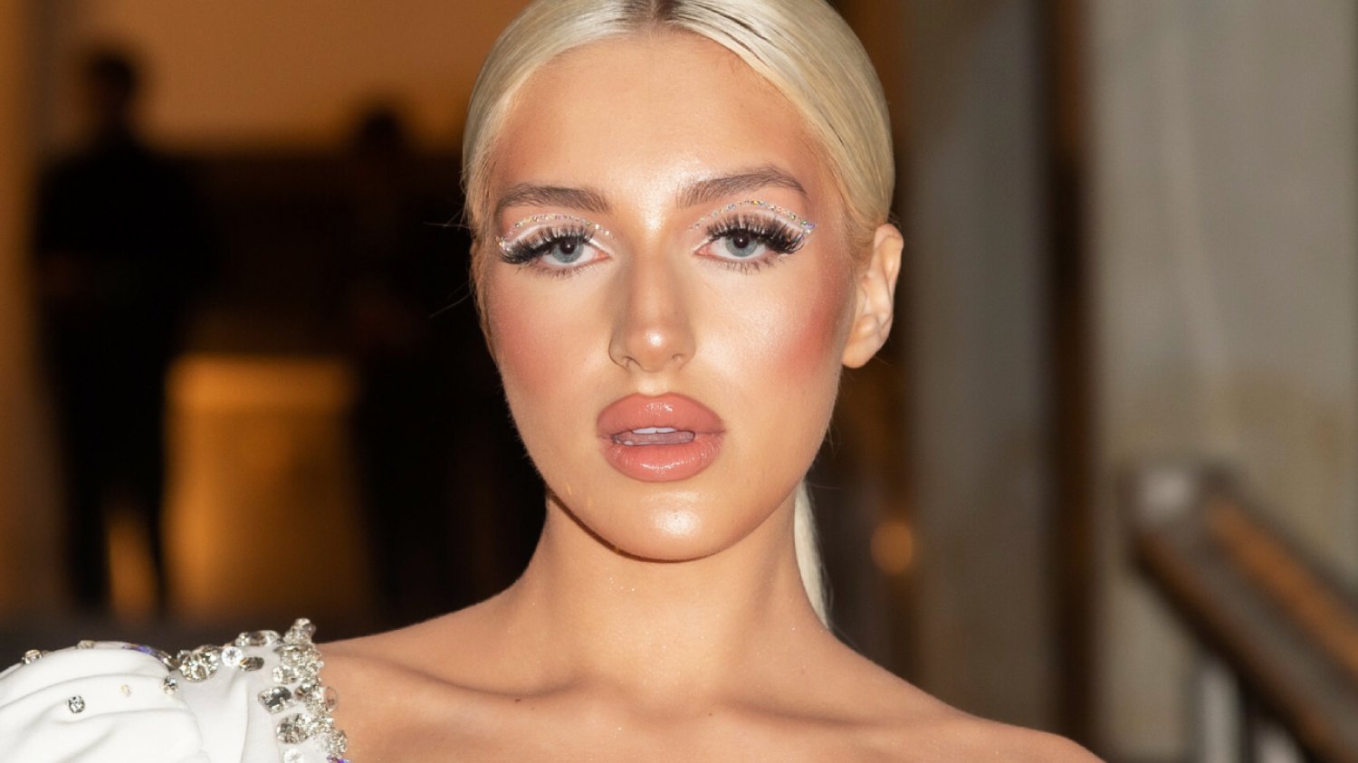 Modelka Caroline Derpienski kupiła i wymyśliła sobie karierę? Burza w sieci