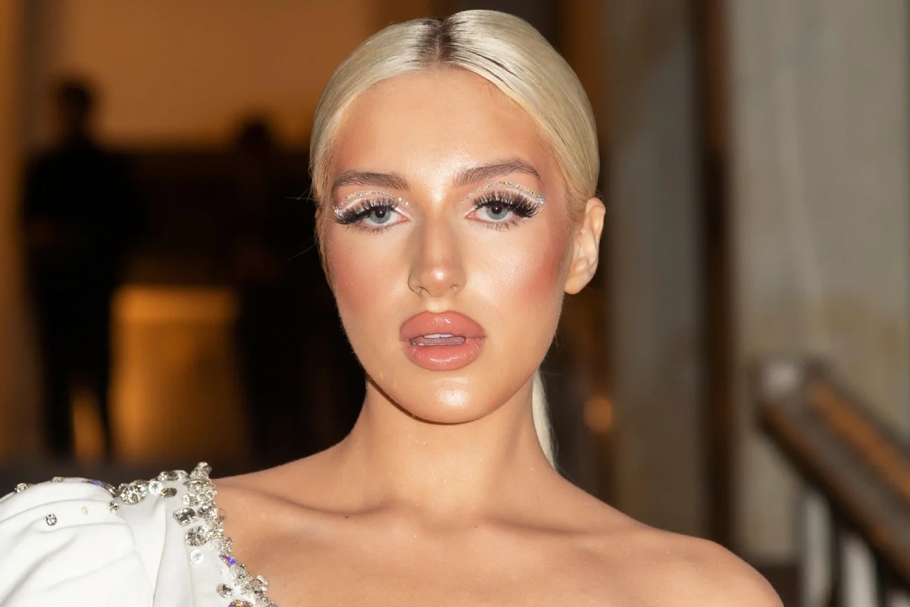 Modelka Caroline Derpienski kupiła i wymyśliła sobie karierę? Burza w sieci