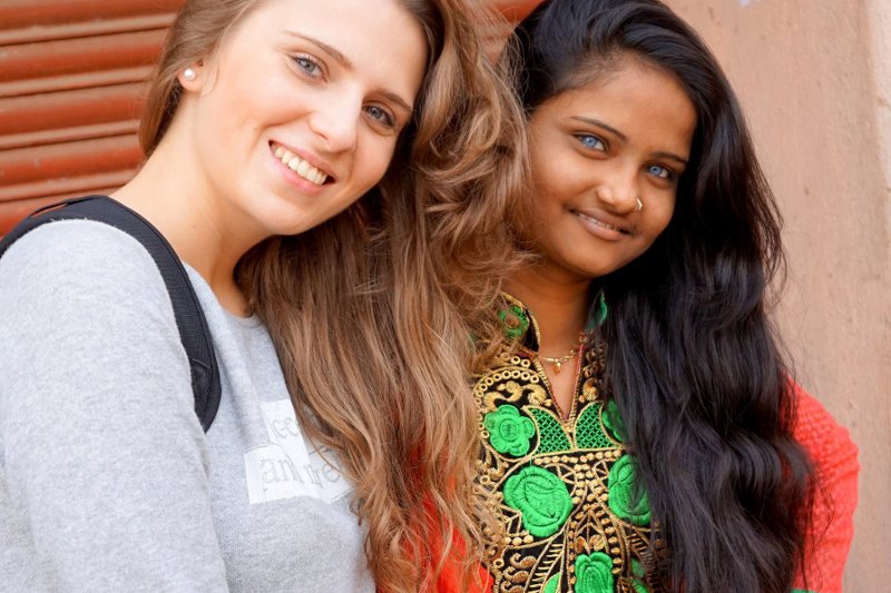 Olga Kuczyńska razem z Pooją, której stara się pomóc