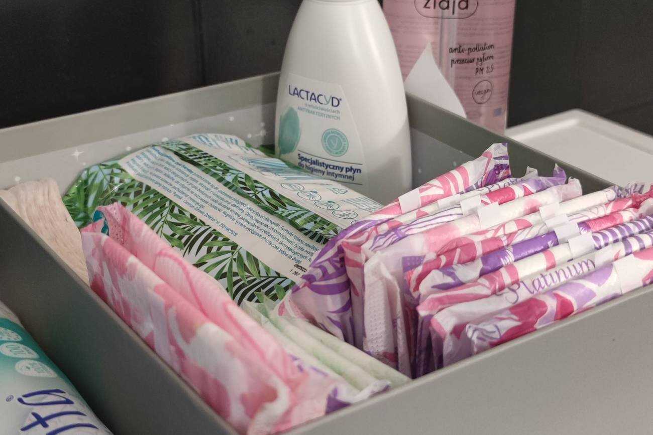 Każdy facet powinien mieć w domu skrzynkę z podpaskami. Nawet singiel