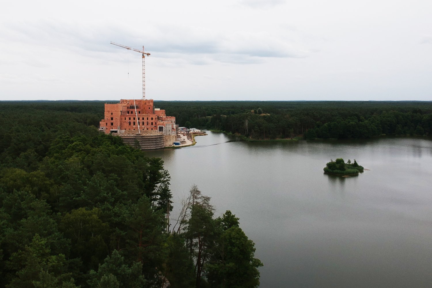 Tak wygląda budowa zamku w Puszczy Noteckiej.