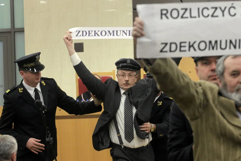 Adam Słomka podczas pikiety -" Rozliczyć zbrodnie PRL , zdekomunizować sądy"