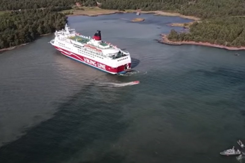 Prom Amorella utknął na mieliźnie w drodze z Turku do Sztokholmu.