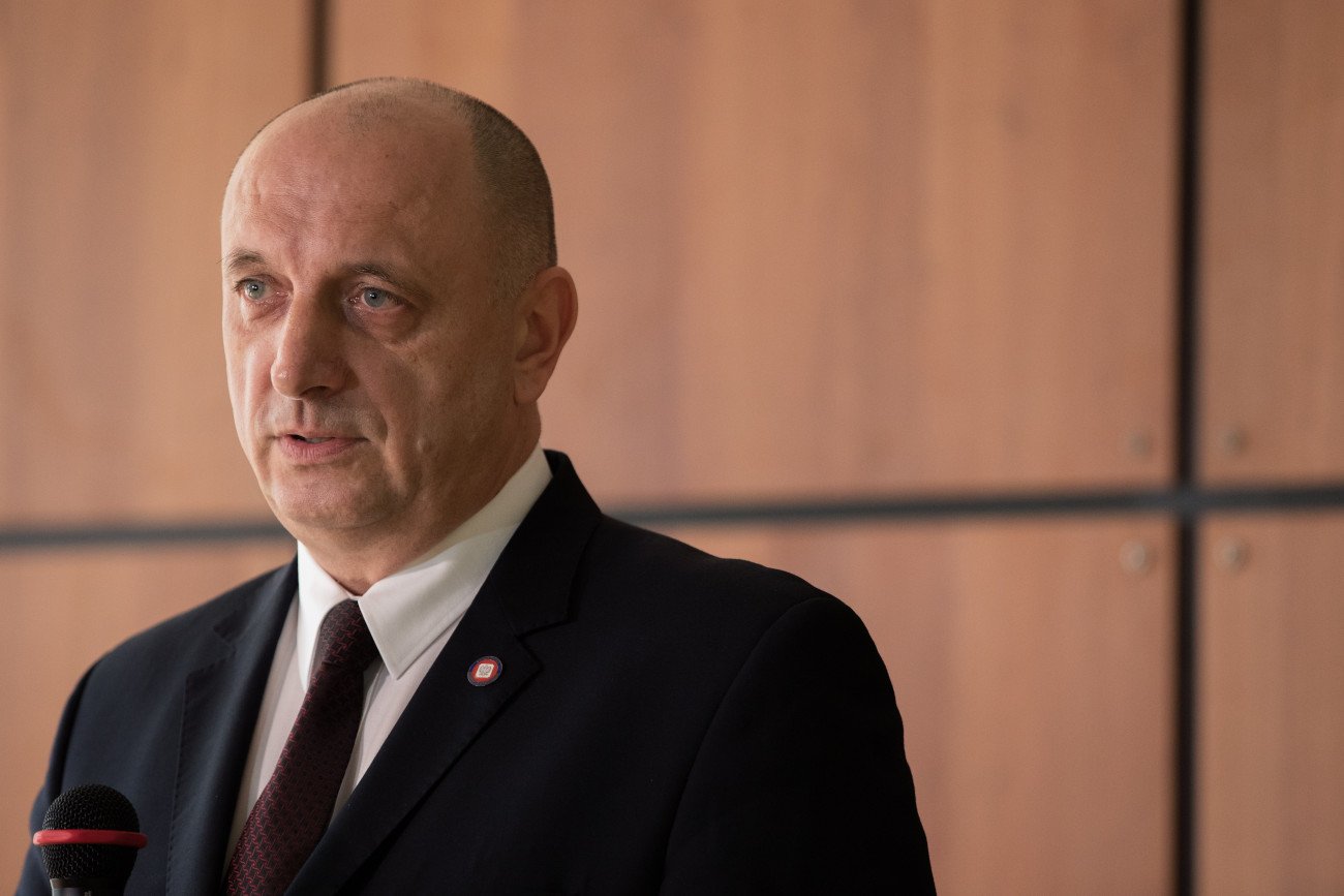 Główny Inspektor Sanitarny Krzysztof Saczka poinformował, że wobec niebezpieczeństwa czwartej fali pandemii nie wyklucza się w Polsce wprowadzenia nowych restrykcji dla niezaszczepionych.