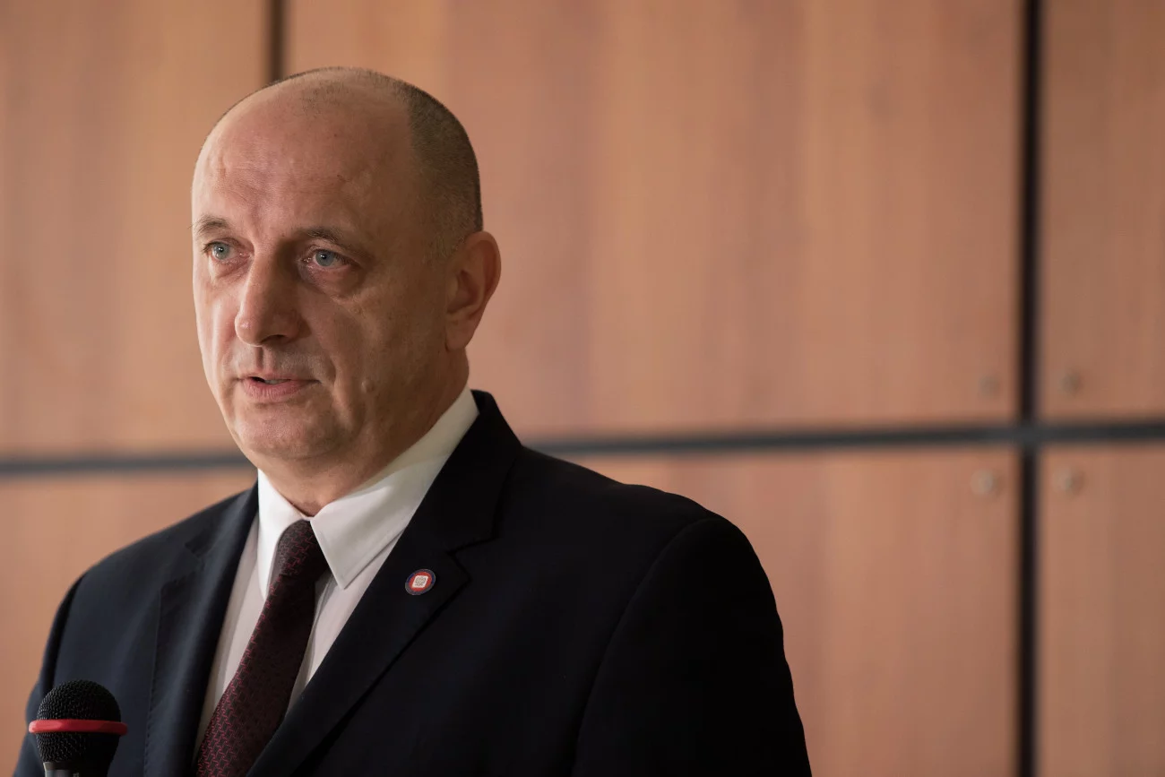 Główny Inspektor Sanitarny Krzysztof Saczka poinformował, że wobec niebezpieczeństwa czwartej fali pandemii nie wyklucza się w Polsce wprowadzenia nowych restrykcji dla niezaszczepionych.