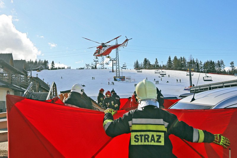 Tragedia na Podhalu. W Białce Tatrzańskiej reklama zabiła kobietę, dziecko walczy o życie