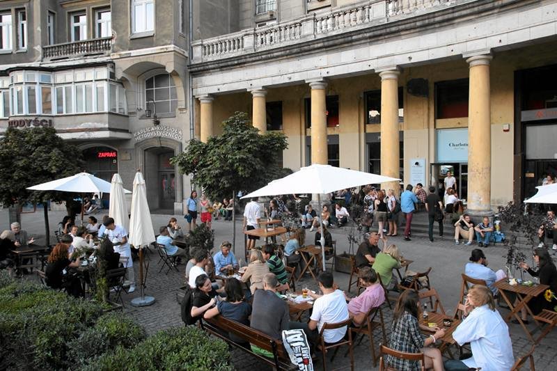 Ogródki przed Planem B i Charlotte. Lato 2011