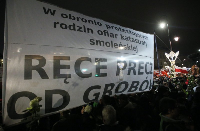 Manifestacja pod Pałacem Prezydenckim w związku z obchodami katastrofy smoleńskiej