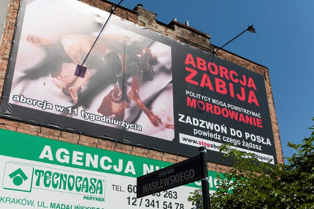 W Krakowie i innych miastach pojawiły się plakaty antyaborcyjne ze zdjęciem nienarodzonego płodu.
