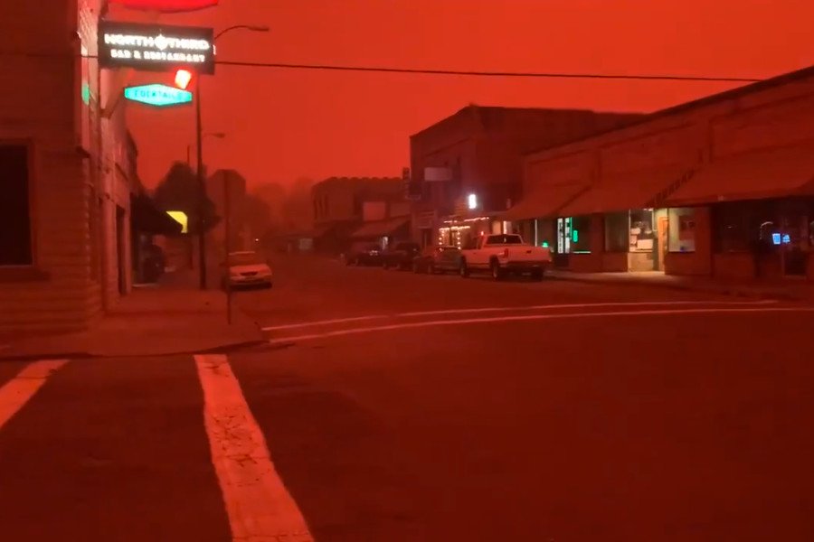 W stanie Oregon niebo jest całkowicie czerwone z powodu pożarów.