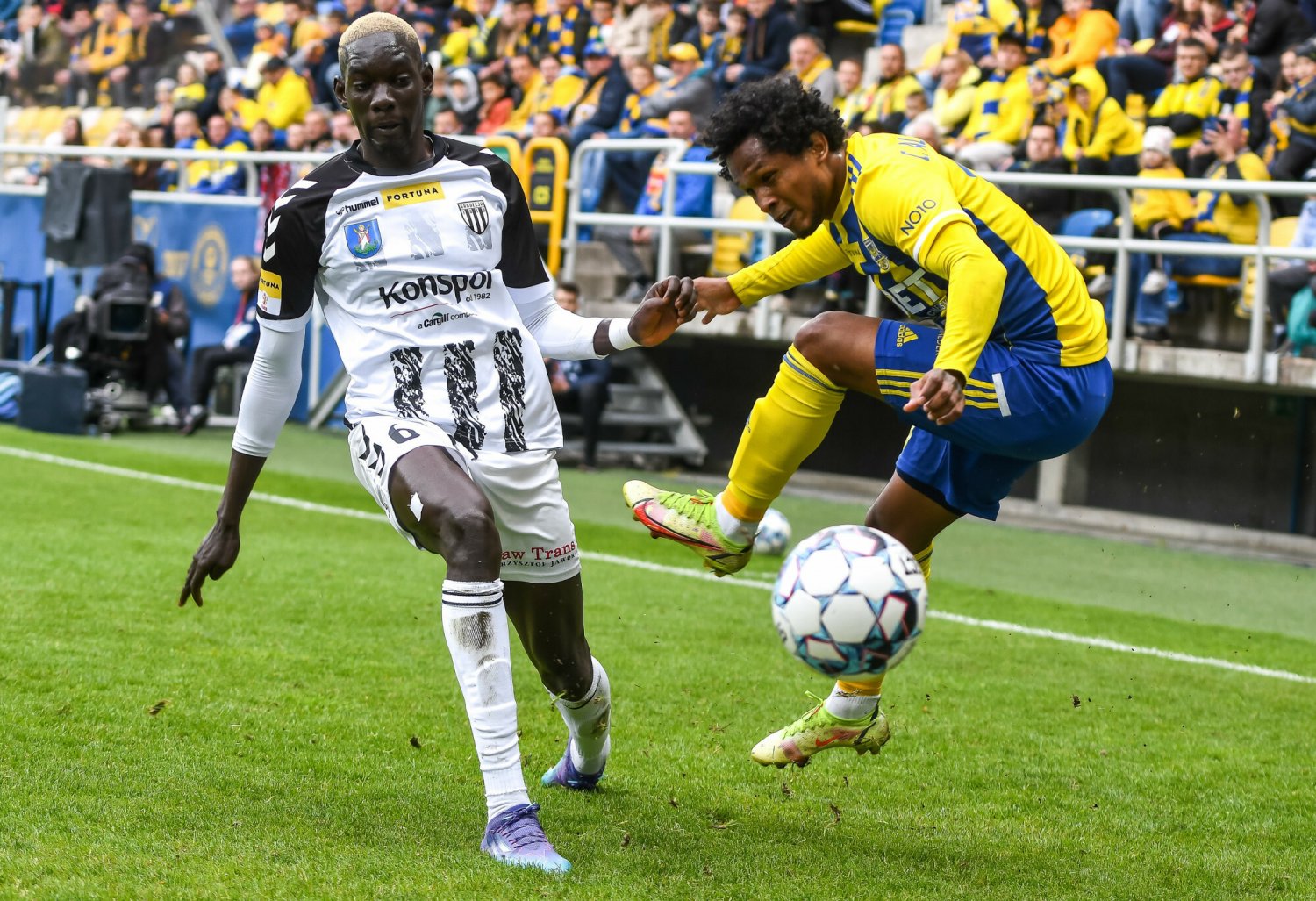 Piłkarze Sandecji Nowy Sącz zeszli z boiska, by postawić się rasistom. PZPN nie miał dla nich żadnej litości