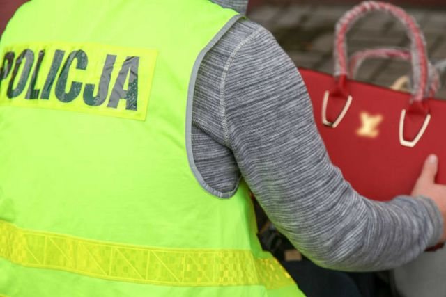Policja w Łęknicy wykryła podrabiane torebki i portfele znanych światowych marek.
