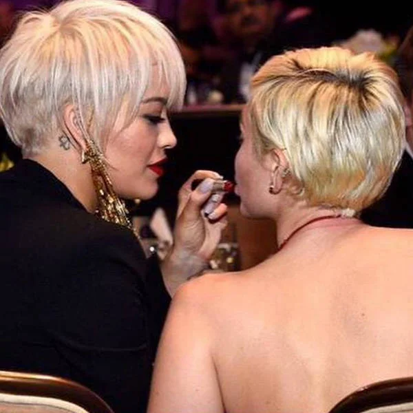 Rita Ora i Miley Cyrus noszą najmodniejsze fryzury. A kiedy chcą mieć włosy długie, sięgają po peruki