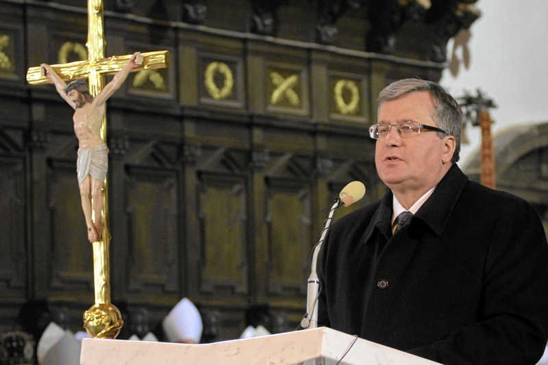 Prezydent Komorowski powiedział, że "nie ma jednego prawa Bożego". Środowisko Radia Maryja wyklucza go z Kościoła.