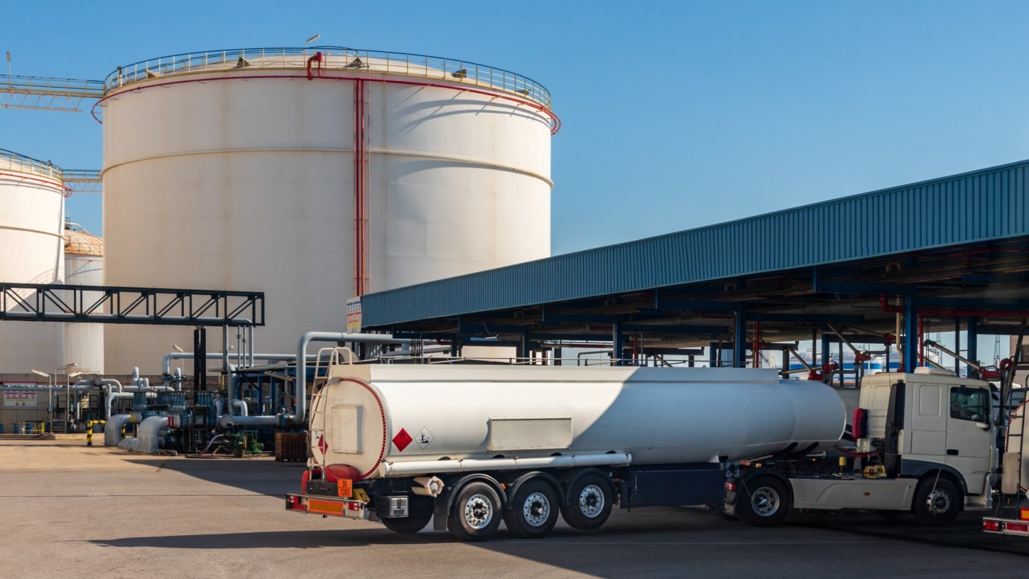 Dostawy paliwa niezagrożone. Jednak ciosu w portfele w Polsce nie unikniemy