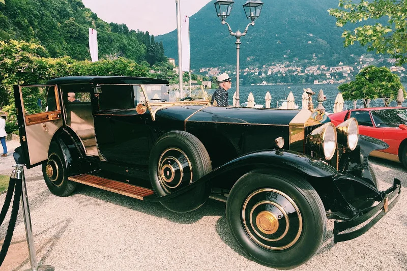 Rolls-Royce - jedyny taki ze złotymi wykończeniami.