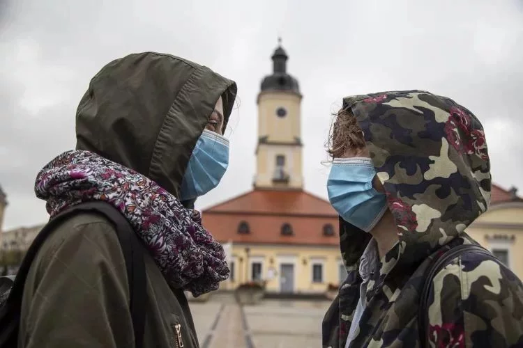 Padła, choć mało konkretnie, nieoficjalna data zniesienia obowiązku noszenia maseczek.